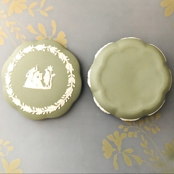 VTG Wedgwood Cream & Sage Green Box Neoclassical Motif NEW Condition - Picture 6 of 16